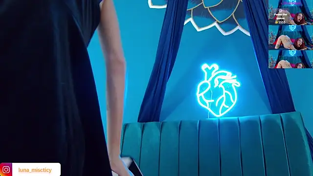 Lunamistyc online show from October 2025 07:52:01 PM