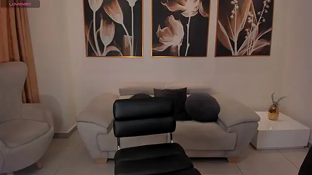 Snapshot of AlinaKravitz chatting on February 2025 11:44:02 AM AlinaKravitz online show from February 2025 11:44:02 AM