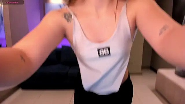 Snapshot of AlinaKravitz chatting on March 2025 11:27:02 AM AlinaKravitz online show from March 2025 11:27:02 AM