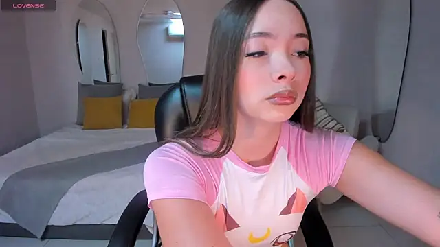 Snapshot of AlinaKravitz chatting on September 2025 05:14:01 PM AlinaKravitz online show from September 2025 05:14:01 PM