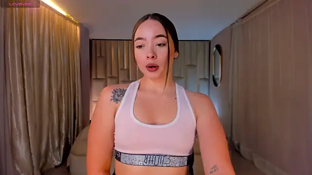 Snapshot of AlinaKravitz chatting on September 2025 11:47:01 AM AlinaKravitz online show from September 2025 11:47:01 AM