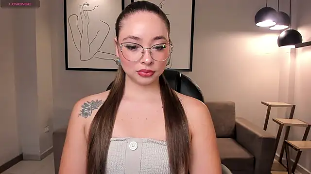 Snapshot of AlinaKravitz chatting on October 2025 12:07:02 PM AlinaKravitz online show from October 2025 12:07:02 PM