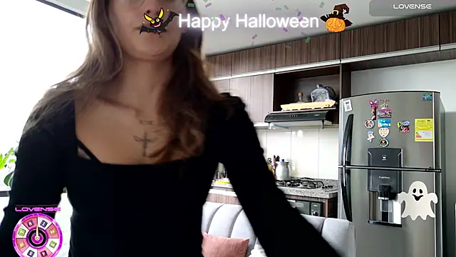 Snapshot of Emmy_petit chatting on October 2025 03:14:02 PM Emmy petit online show from October 2025 03:14:02 PM