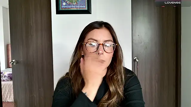 Snapshot of Emmy_petit chatting on November 2025 07:36:03 PM Emmy petit online show from November 2025 07:36:03 PM