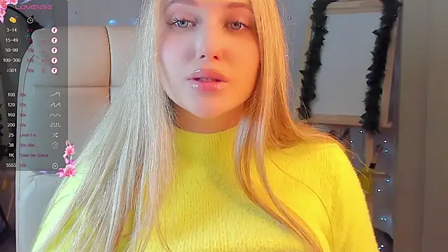 Snapshot of Evacadooo chatting on December 2024 06:03:02 AM Evacadooo online show from December 2024 06:03:02 AM