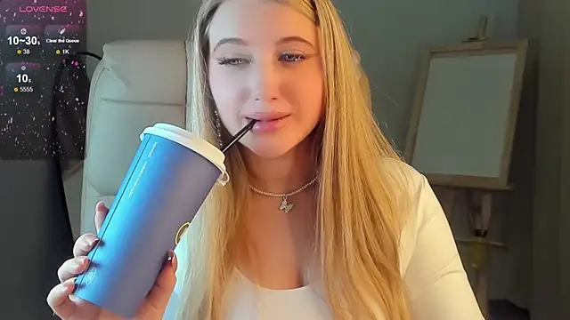 Snapshot of Evacadooo chatting on January 2025 05:42:02 AM Evacadooo online show from January 2025 05:42:02 AM