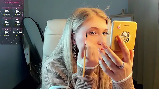 Snapshot of Evacadooo chatting on January 2025 02:07:02 AM Evacadooo online show from January 2025 02:07:02 AM