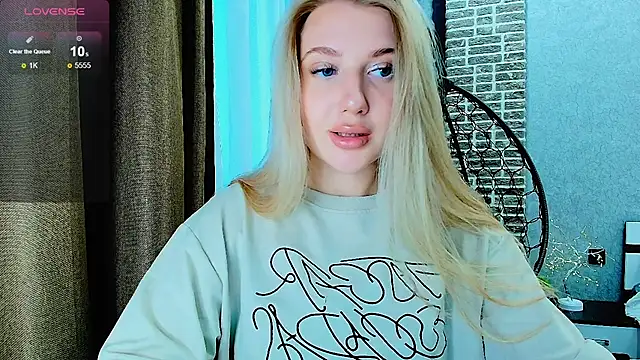 Snapshot of Evacadooo chatting on September 2025 02:11:01 AM Evacadooo online show from September 2025 02:11:01 AM