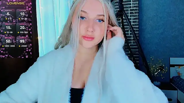 Snapshot of Evacadooo chatting on November 2025 06:36:01 AM Evacadooo online show from November 2025 06:36:01 AM