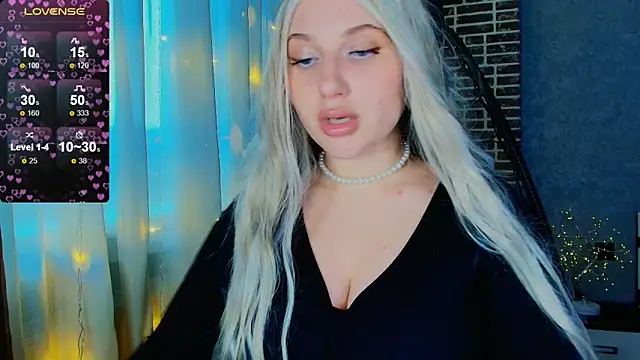 Snapshot of Evacadooo chatting on November 2025 05:08:02 AM Evacadooo online show from November 2025 05:08:02 AM