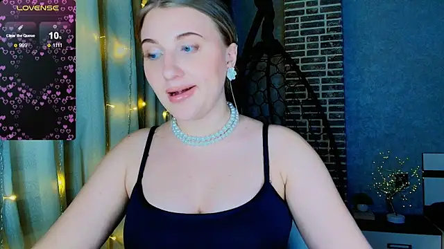 Snapshot of Evacadooo chatting on November 2025 12:04:02 PM Evacadooo online show from November 2025 12:04:02 PM