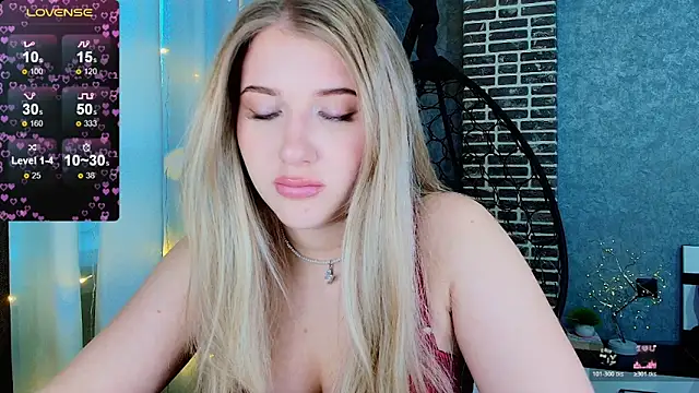 Snapshot of Evacadooo chatting on November 2025 04:35:02 AM Evacadooo online show from November 2025 04:35:02 AM