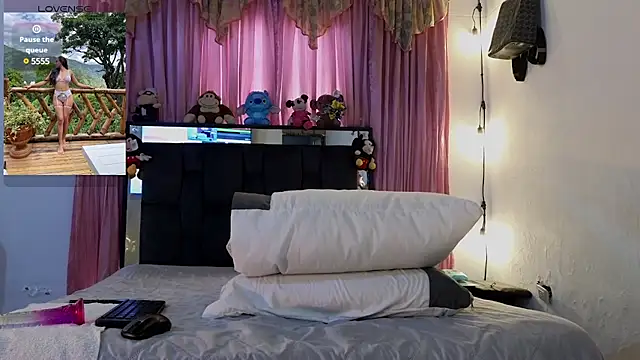 Snapshot of chloe_vasquez710 chatting on March 2025 08:10:01 PM chloe vasquez710 online show from March 2025 08:10:01 PM