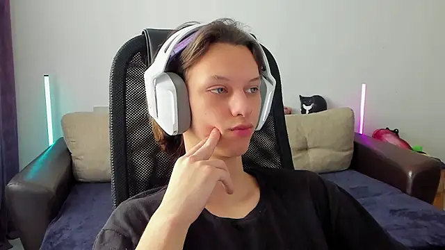 Ostin meow online show from March 2026 05:08:02 AM