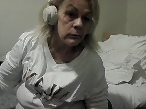 housewife shantie online show from November 2025 02:27:01 PM