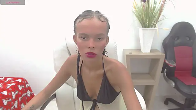 Snapshot of lulu_25_ chatting on December 2024 05:06:02 AM lulu 25 online show from December 2024 05:06:02 AM