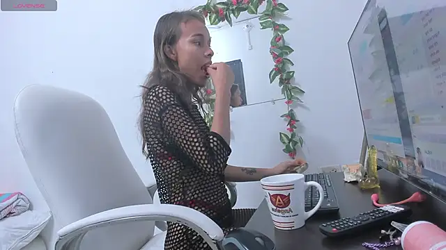 Snapshot of lulu_25_ chatting on December 2024 03:09:02 PM lulu 25 online show from December 2024 03:09:02 PM