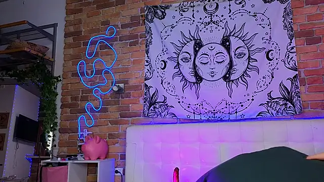 LinaQik online show from February 2025 08:04:02 PM