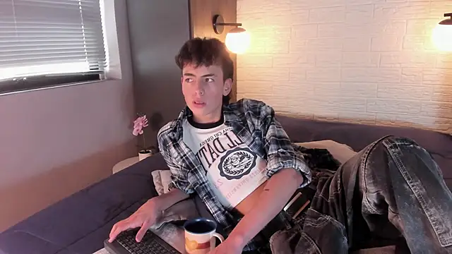 Snapshot of MattiDeLuca chatting on December 2024 05:43:01 PM MattiDeLuca online show from December 2024 05:43:01 PM