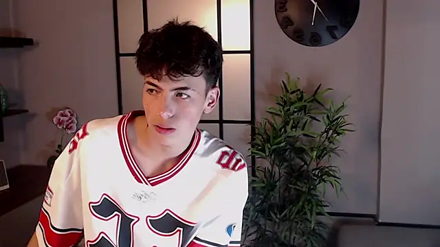 Snapshot of MattiDeLuca chatting on January 2025 06:31:01 PM MattiDeLuca online show from January 2025 06:31:01 PM