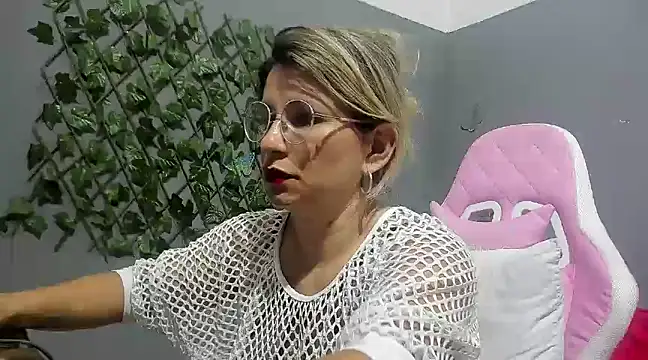 Snapshot of sexy_bigboooty chatting on December 2024 10:03:02 PM sexy bigboooty online show from December 2024 10:03:02 PM