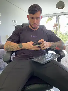 Snapshot of DimitriSullivan_ chatting on November 2025 05:34:01 PM DimitriSullivan online show from November 2025 05:34:01 PM