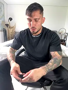 DimitriSullivan  online show from January 2026 06:46:02 PM