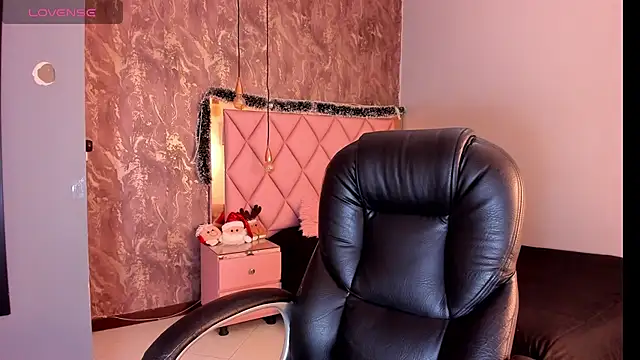 Snapshot of SKYLERWHIITEE chatting on December 2024 03:18:02 AM SKYLERWHIITEE online show from December 2024 03:18:02 AM