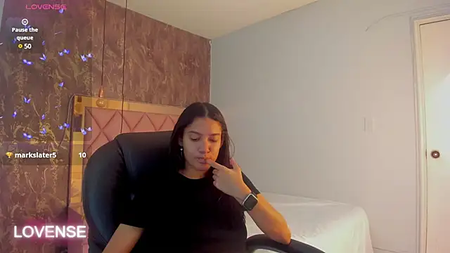 Snapshot of SKYLERWHIITEE chatting on February 2025 06:43:02 AM SKYLERWHIITEE online show from February 2025 06:43:02 AM