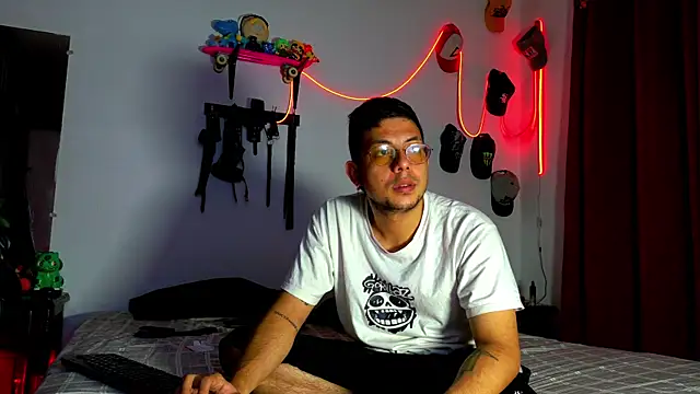 Snapshot of Nymphobuddies chatting on January 2025 10:38:01 PM Nymphobuddies online show from January 2025 10:38:01 PM