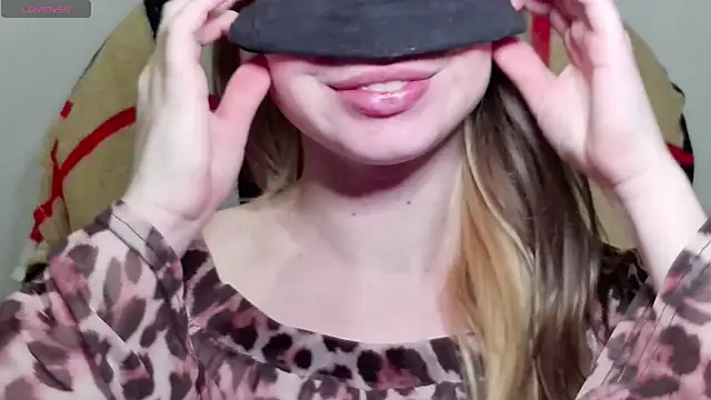 Snapshot of Mikki5P chatting on January 2025 08:19:02 PM Mikki5P online show from January 2025 08:19:02 PM