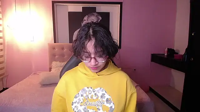 Snapshot of Lili_Gomez_ chatting on November 2025 01:20:01 PM Lili Gomez online show from November 2025 01:20:01 PM