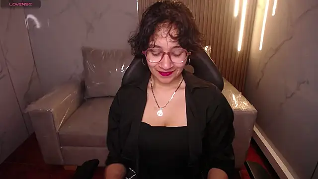 Snapshot of Lili_Gomez_ chatting on November 2025 01:43:01 PM Lili Gomez online show from November 2025 01:43:01 PM