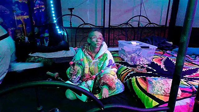 Snapshot of Stonermama666420 chatting on October 2025 03:37:01 AM Stonermama666420 online show from October 2025 03:37:01 AM