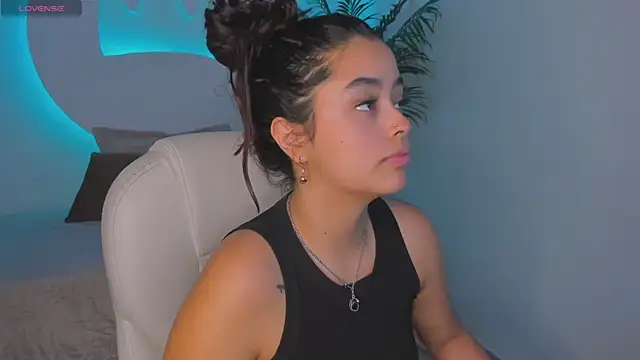 Snapshot of Ariana_Pierce chatting on October 2025 12:27:01 PM Ariana Pierce online show from October 2025 12:27:01 PM