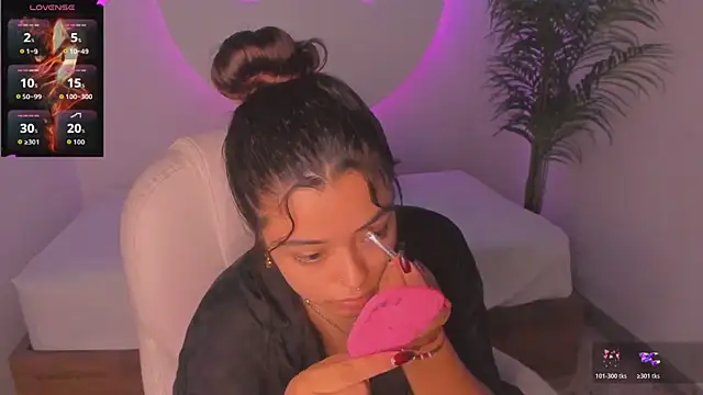 Snapshot of Ariana_Pierce chatting on November 2025 12:26:01 PM Ariana Pierce online show from November 2025 12:26:01 PM