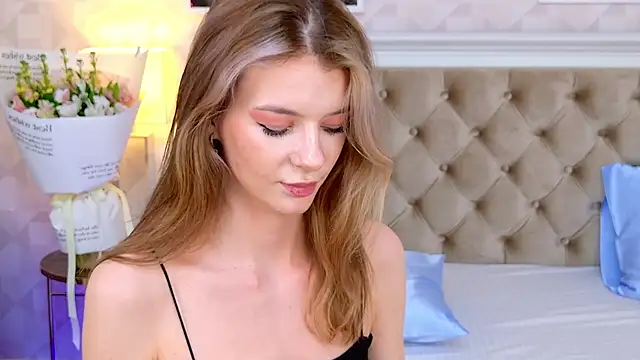 Snapshot of MeganMour chatting on January 2025 10:39:01 PM MeganMour online show from January 2025 10:39:01 PM