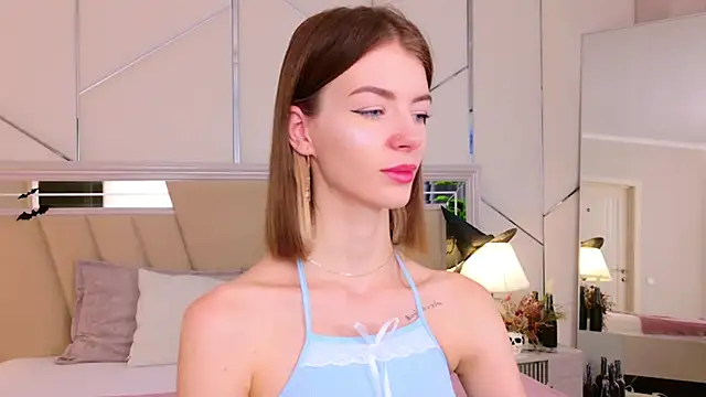 Snapshot of MeganMour chatting on November 2025 05:01:02 PM MeganMour online show from November 2025 05:01:02 PM