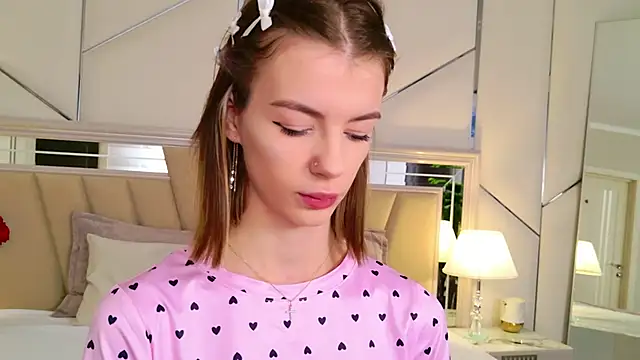 Snapshot of MeganMour chatting on November 2025 05:02:01 PM MeganMour online show from November 2025 05:02:01 PM