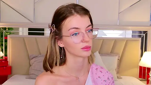 Snapshot of MeganMour chatting on December 2025 07:53:02 PM MeganMour online show from December 2025 07:53:02 PM