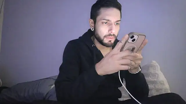 Snapshot of DerekPerez2025 chatting on December 2025 04:00:01 PM DerekPerez2025 online show from December 2025 04:00:01 PM