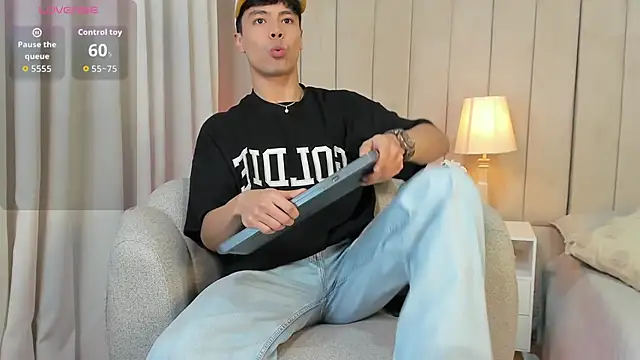 Snapshot of Dammon_Stallion chatting on November 2025 04:43:02 PM Dammon Stallion online show from November 2025 04:43:02 PM