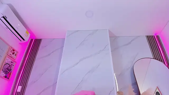 Chlooee   online show from February 2025 06:10:01 PM