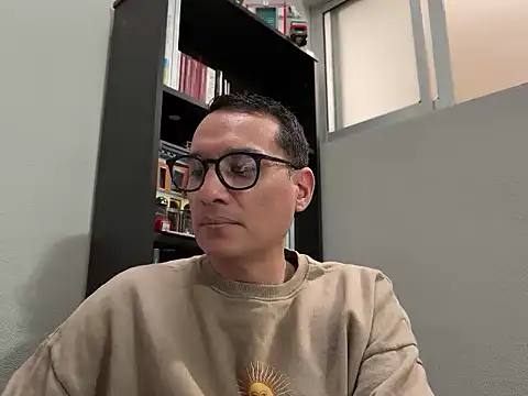 Snapshot of alex_ruiz85 chatting on June 2026 10:12:02 PM alex ruiz85 online show from June 2026 10:12:02 PM