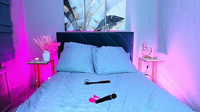 Curvy Dynamite  online show from March 2025 01:11:01 AM