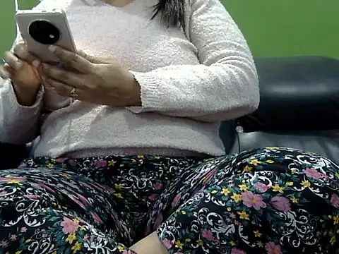 Housewife12 online show from January 2025 06:07:01 PM