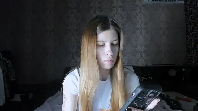 Agnes Allenn online show from November 2025 10:28:02 AM