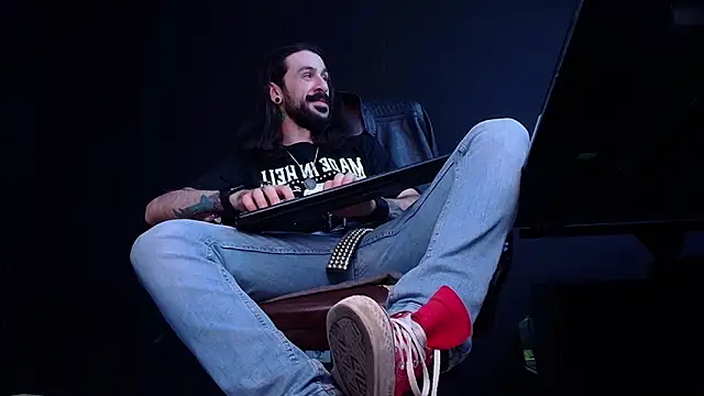 Snapshot of AxelColton chatting on November 2025 11:05:01 AM AxelColton online show from November 2025 11:05:01 AM