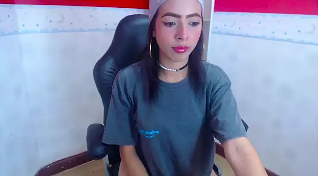 Snapshot of Crystal_Walls chatting on December 2024 07:07:02 PM Crystal Walls online show from December 2024 07:07:02 PM