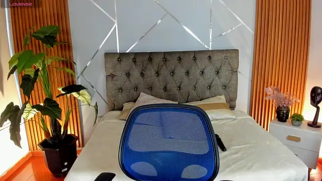 charlottee white online show from November 2025 09:37:01 PM